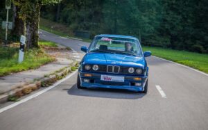 low_kw_klassik_v3_bmw_e30_fahraufnahme_003